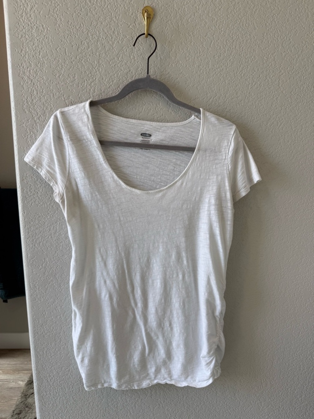 Old Navy White Scoop Neck Short Sleeve Tee